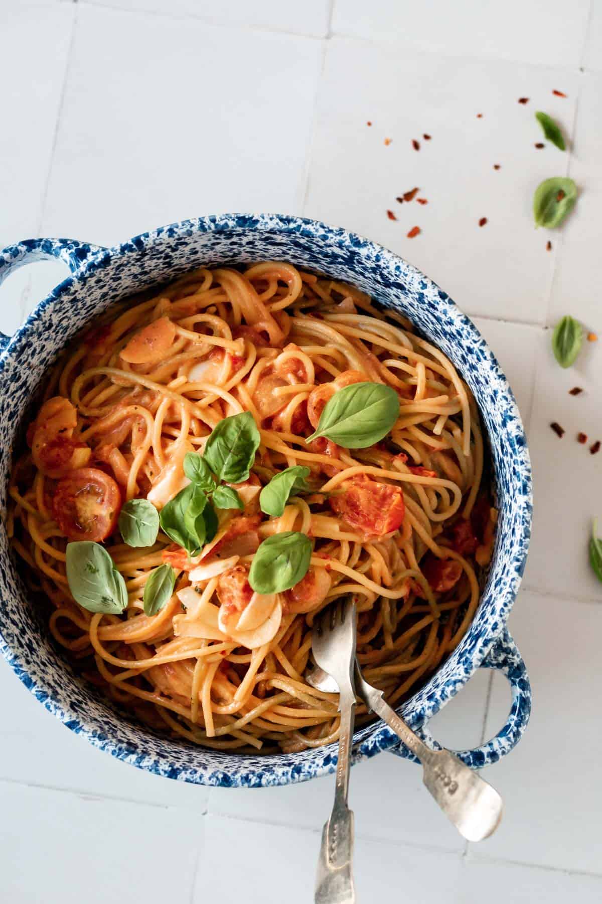 a pot of spaghetti with two forks in it