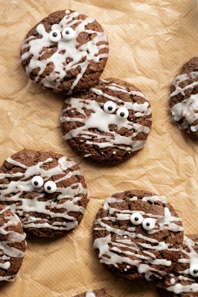 halloween mummy cookies with googly eyes